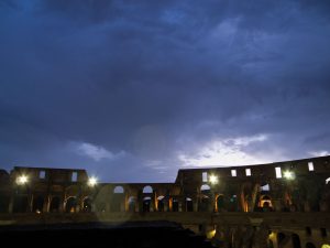 La Luna sul Colosseo
